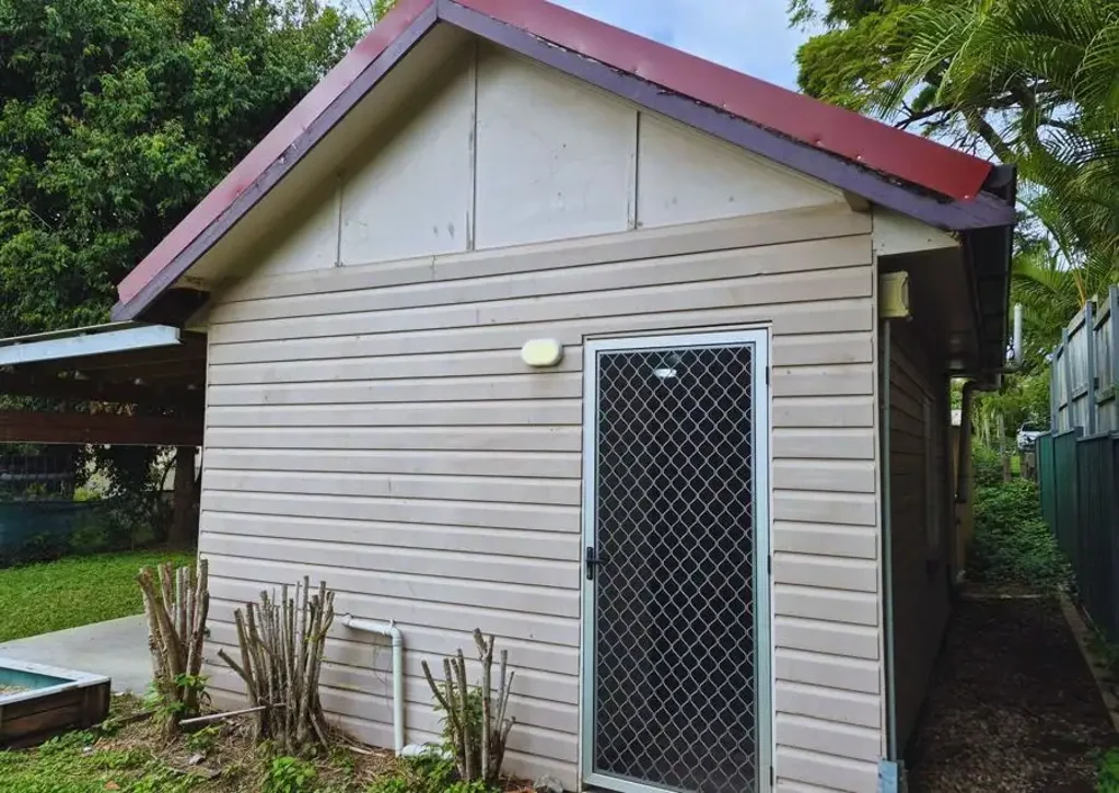 Freshly Painted Studio Granny Flat - Quiet & Convenient Living in Upper Mount Gravatt