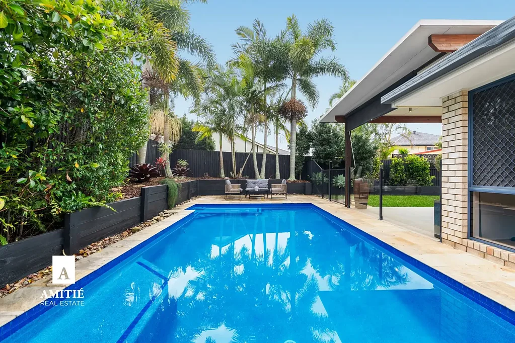 North Lakes 4 Bedroom Charming family retreat with modern updates!