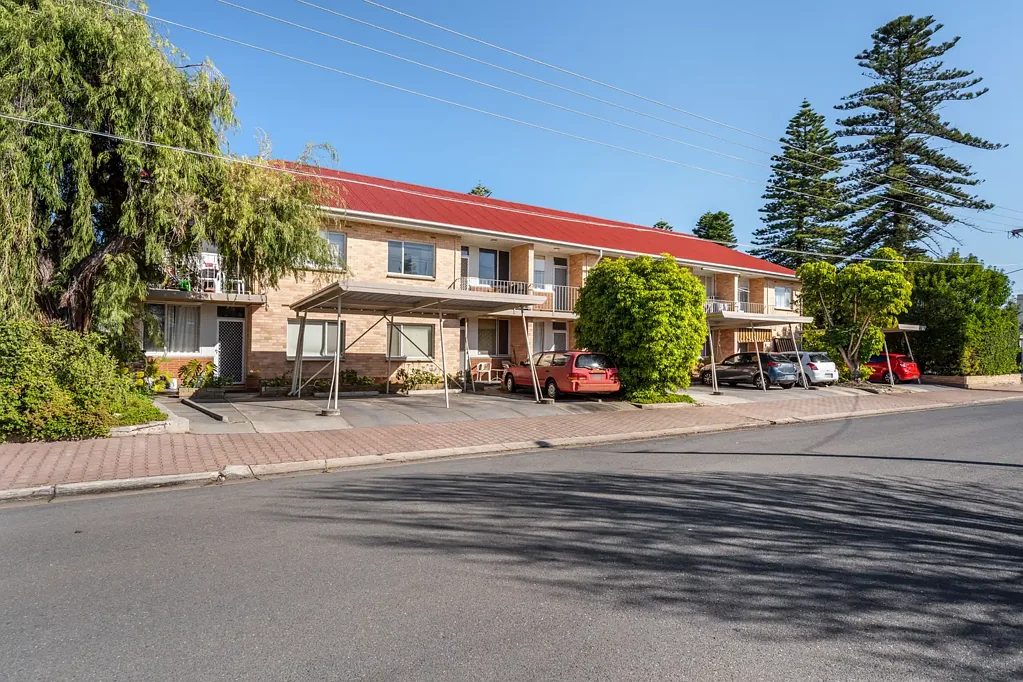 Glenelg South 2ਬੈੱਡਰੂਮ GROUND FLOOR APARTMENT STEPS FROM GLENELG BEACH!