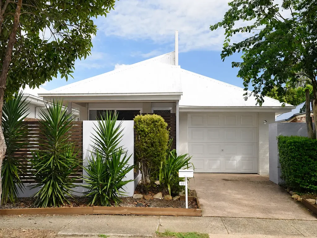 Convenient Living in the Heart of Springfield Lakes
