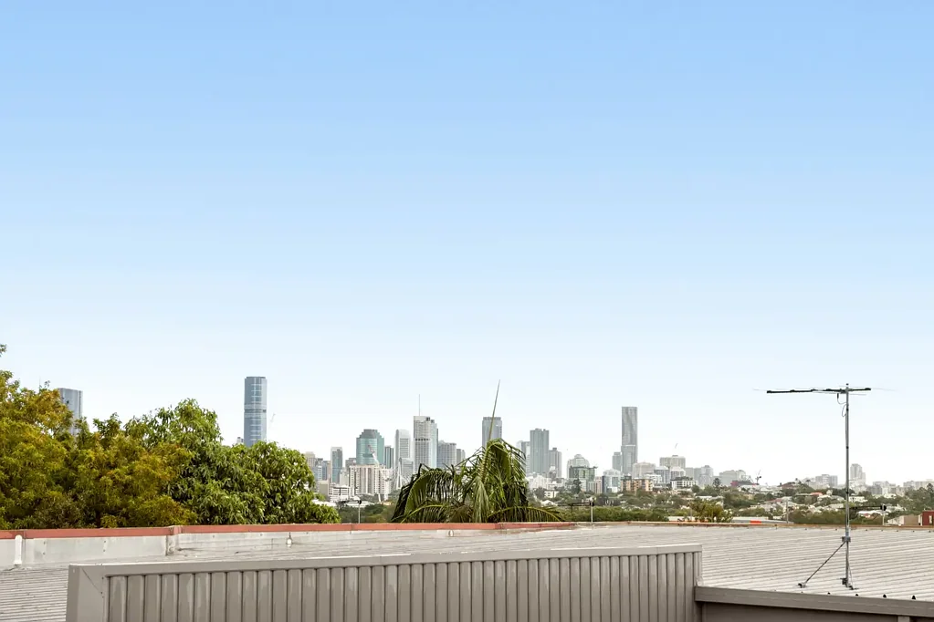 Coorparoo 2房 全新建筑 采光充沛 开放式布局 现代厨房 主卧套间 可锁车库 交通便利 学区优质 Stylish Living with City Views in Prime Coorparoo Location