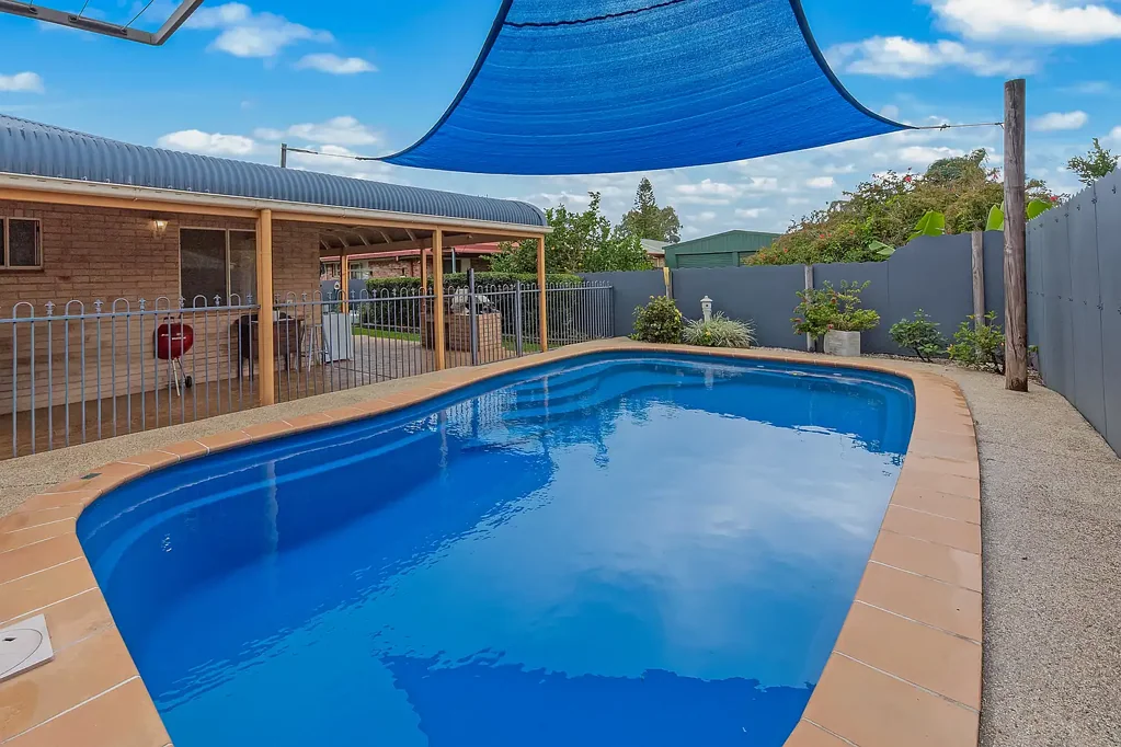 Proserpine 4房  Immaculate Family Home with Pool, Dual Access & Boat Parking