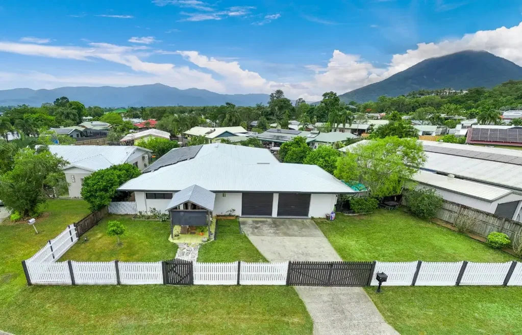Gordonvale 4બેડરૂમ Move-In Ready Perfection - Solar, Pool, Space & Stunning Presentation!