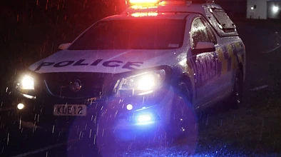 北岸女子回家撞破盗窃现场，盗贼驾车逃逸，女子被撞骨折