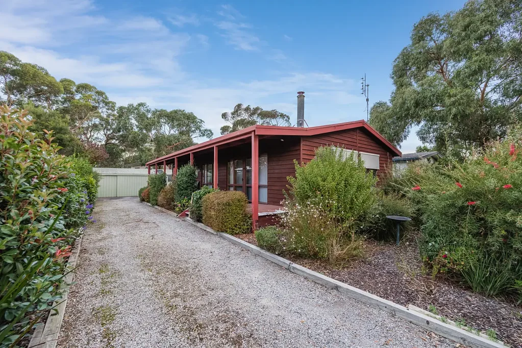 Inverloch 3房  Beachside Charm with Shed and Side Access