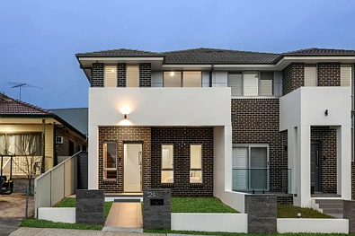 Lidcombe 5房 黄金地段 时尚现代 两层宽敞 高品质装修 独立起居区 石质地板 遮蔽露台 简约厨房 燃气设备 五间卧室 独立卫浴 时尚浴室 全屋窗帘 中央空调 自动锁车库 储物空间 宁静便利 Near new family home in a fantastic location with rear street access
