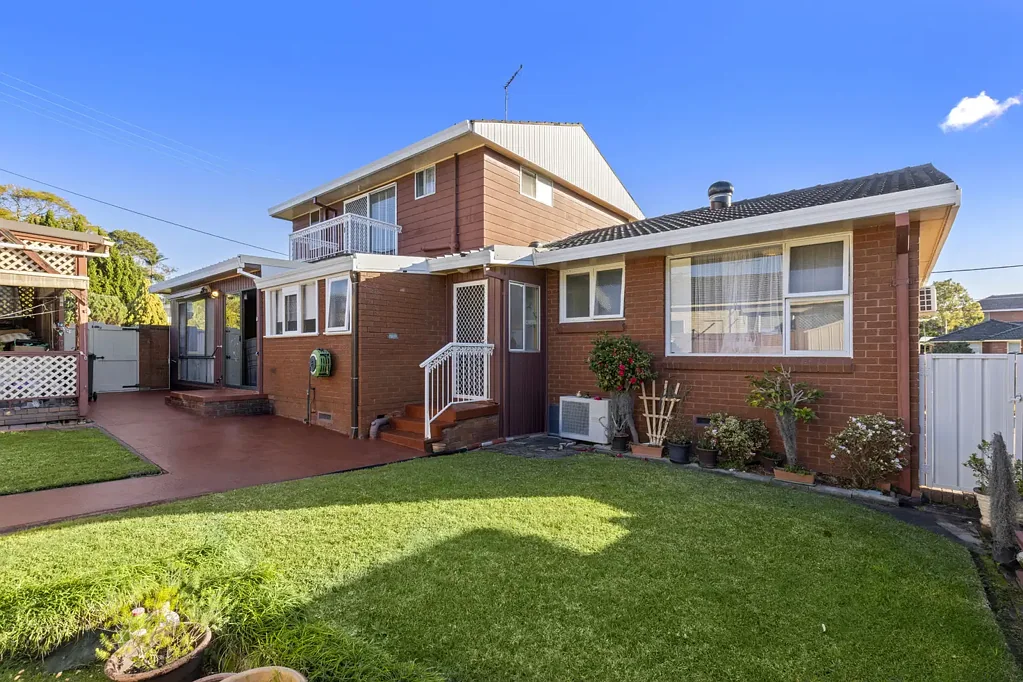 Miranda 5Kwarto Timeless Family Home with Outstanding Renovation Potential