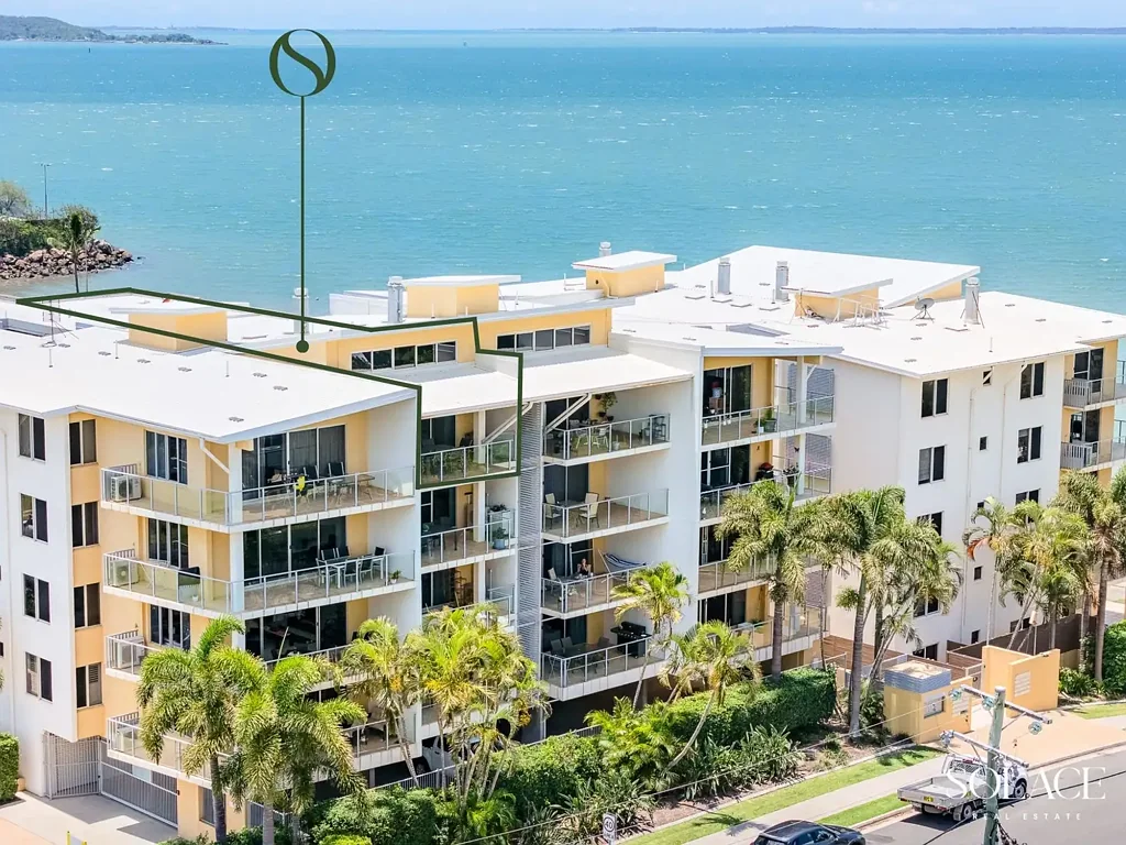 Barney Point 2침실 Top-Floor Beachside Bliss with Breathtaking Views