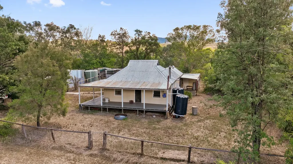 Gundy 3房  Peaceful Village Living on 1.5 acres.