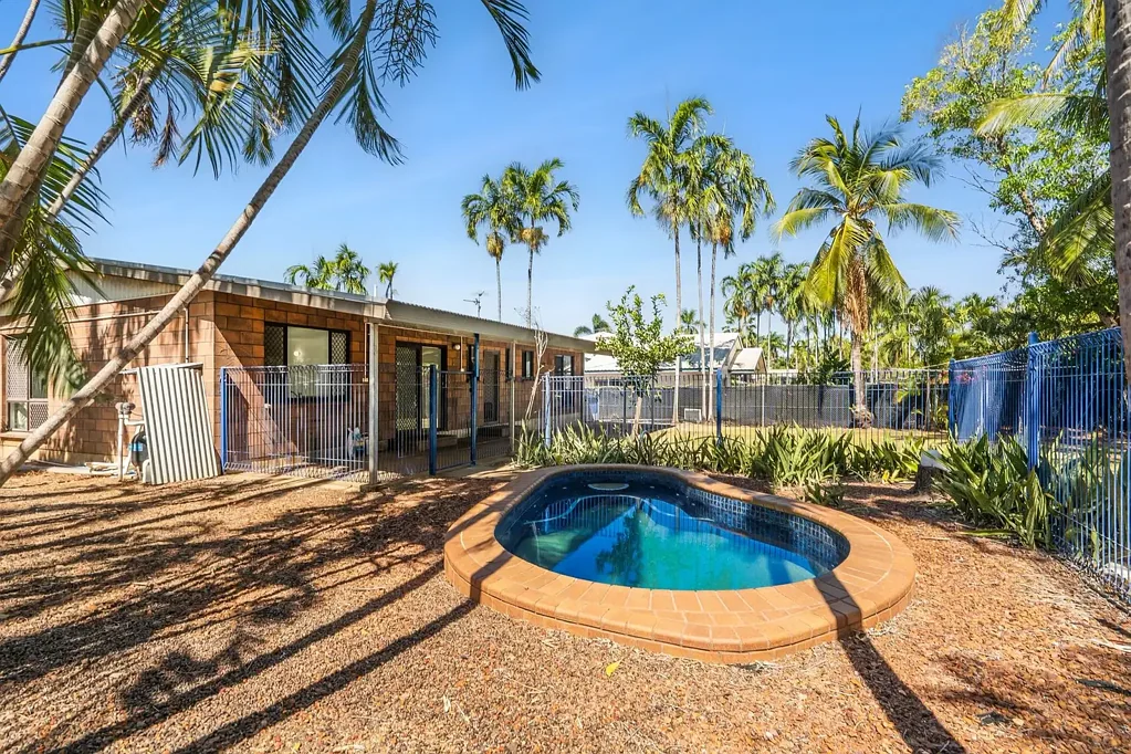 Gray 3Zimmer FAMILY LIVING WITH POOL & OUTDOOR SPACE, MOMENTS FROM PALMERSTON CBD