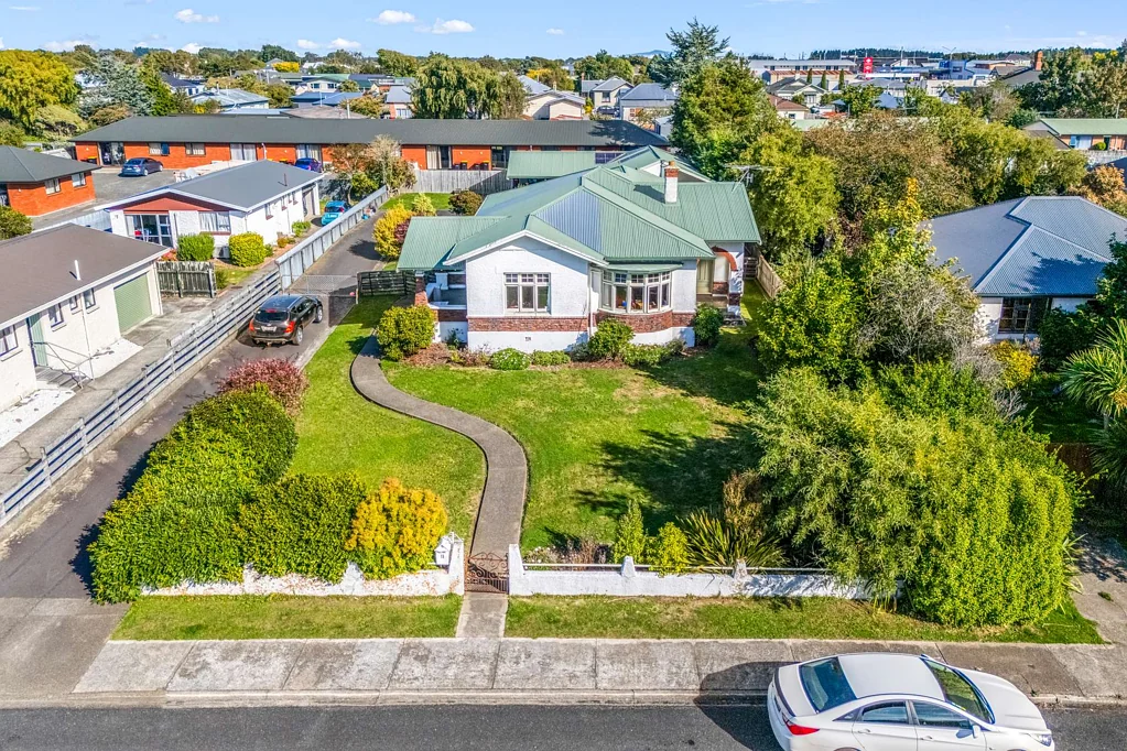 Strathern 4 Bedroom Spacious, Character and Garaging Galore!