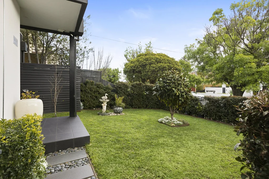Brighton East 2Zimmer Fully Renovated with Light, Privacy and a Garden Outlook