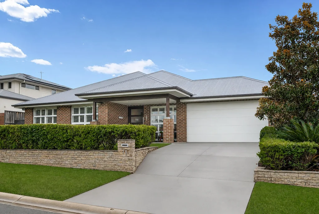 Kellyville 5房 大约 10 年前定制建造。35 平方（约 325 平方米）的奢华，毗邻 Norwest，位于 Bella Vista Public School 学区内。 Custom built around 10 years ago. 35 squares of luxury, bordering Norwest and in the catchment of Bella Vista Public School.