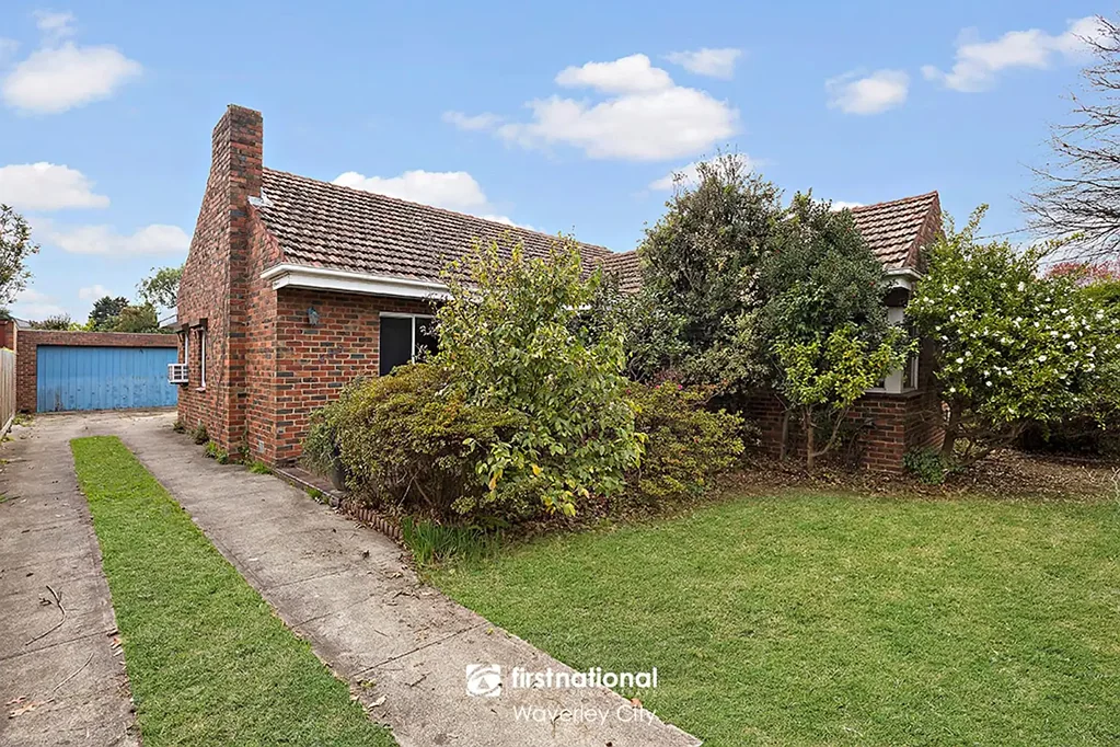 Mount Waverley 3房 Valley Precinct矩形709平米分配地，Mount Waverley Secondary College区，8分钟步行至Huntingtower School。双居住区，朝北后院，步行至Mount Waverley Village。集中供暖、空调、太阳能电池板，侧面车道双车库。靠近学校、公园、高尔夫球场，便利前往Monash Freeway。 Exciting Opportunity Just 200m from the Heart of Mount Waverley