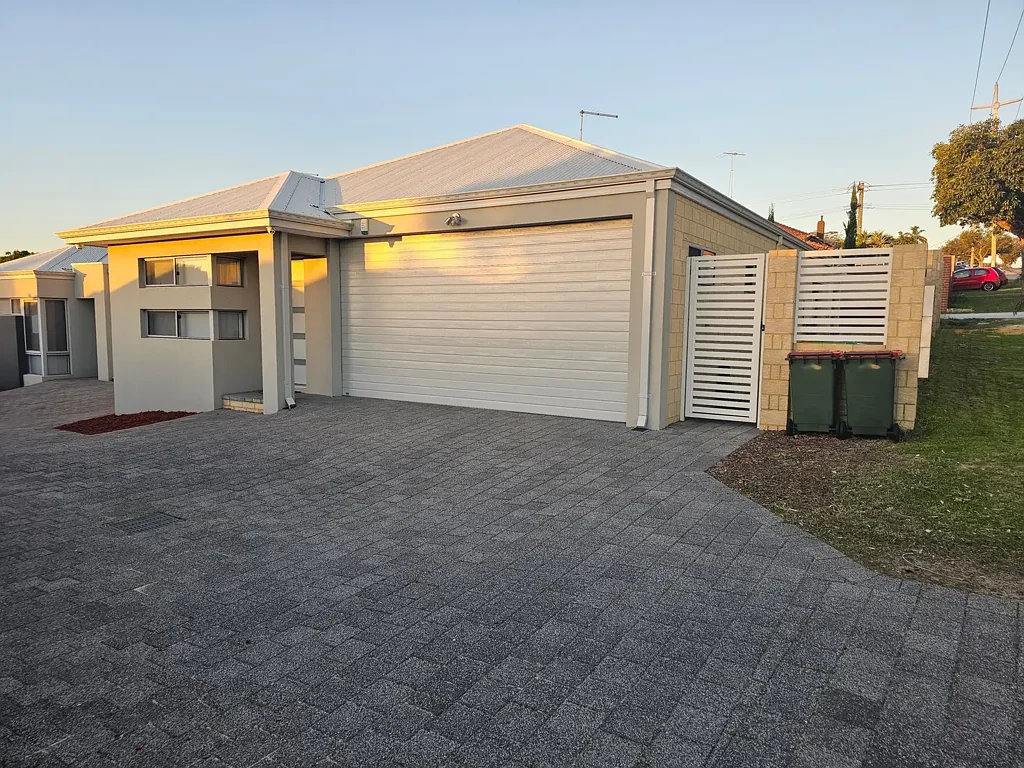 Westminster 3Kwarto Accepting Offers on a Modern Unit - Well Maintained living