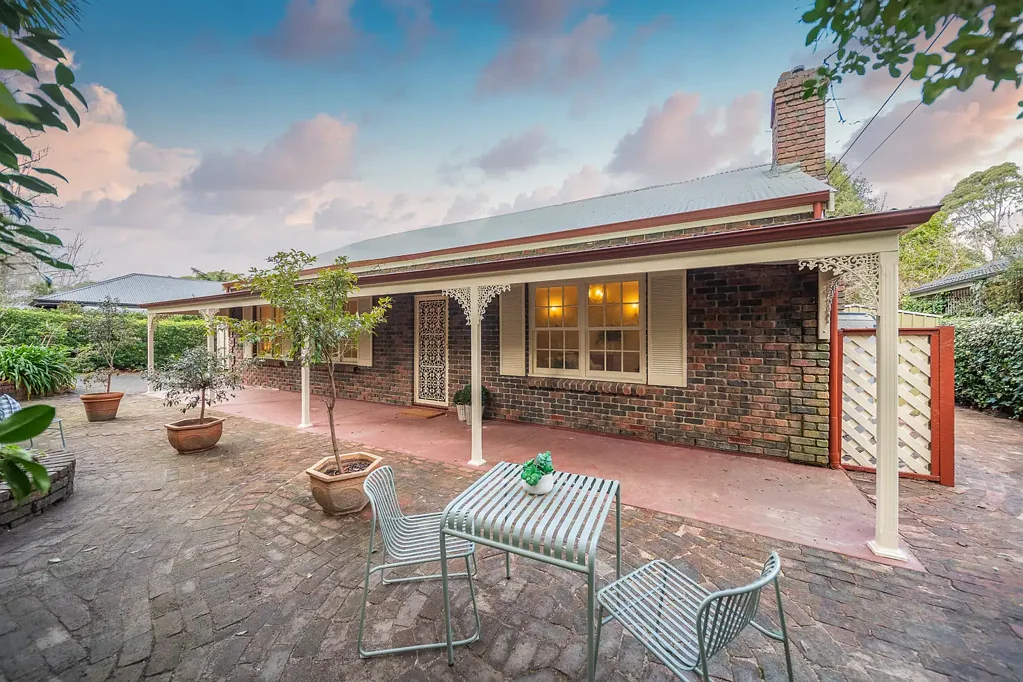 Crafers 3 Slaapkamer Escape to a Garden-Wrapped Colonial with Stirling Close By.