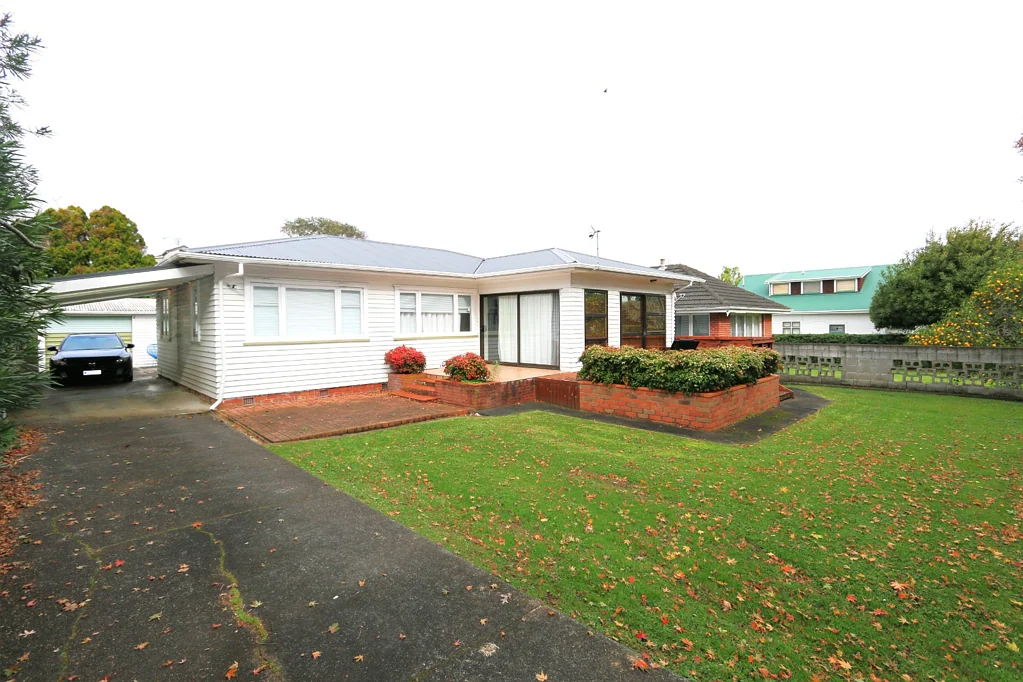 Beautiful Cosy 3 bedroom house includes Lawns & Garden