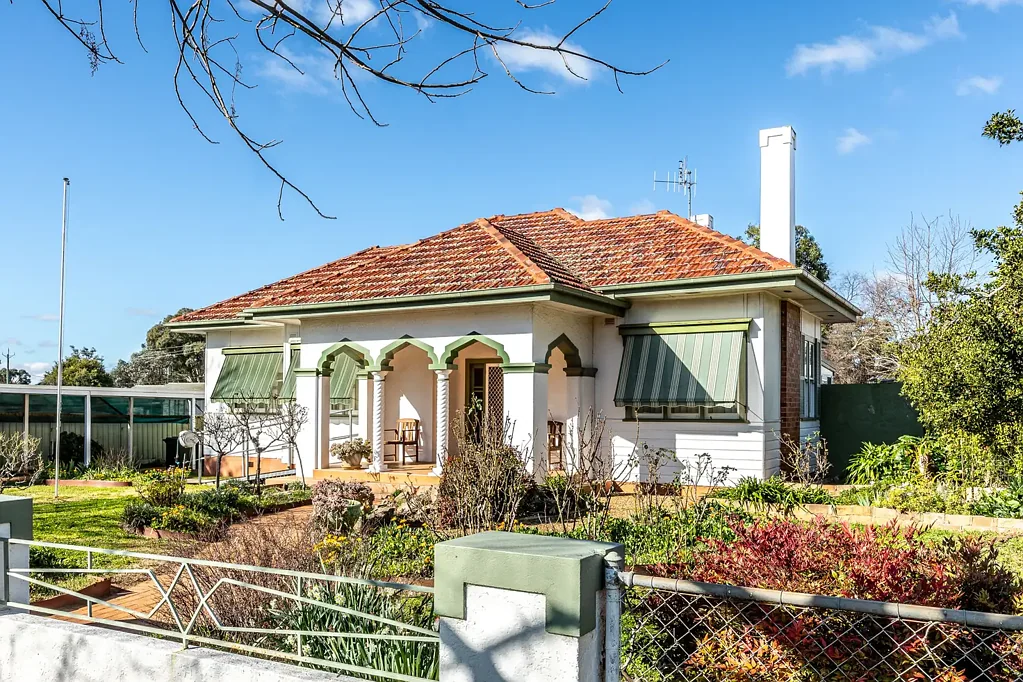 Gulgong 3ਬੈੱਡਰੂਮ Character-Filled 3-Bedroom Home with Courtyard & Studio - Prime Gulgong Location