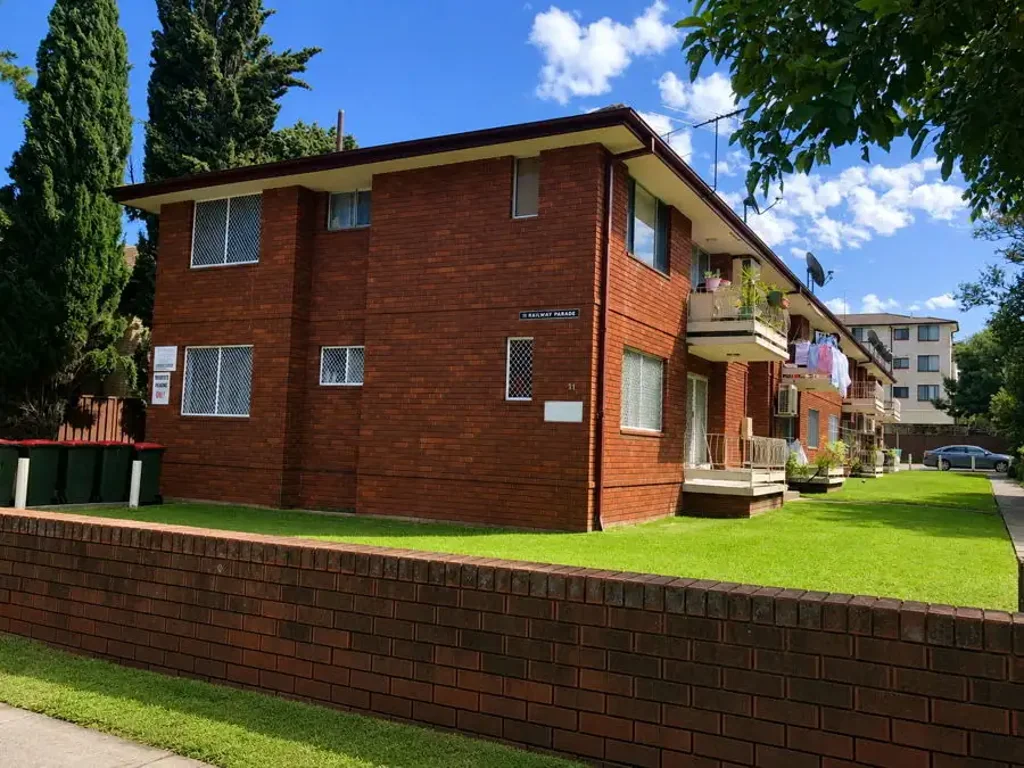 Spacious 2 Bedroom Unit | Walk to Train Station