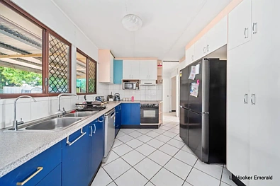 10 RACECOURSE RD, EMERALD QLD 4720, 3 कमरे, 1 बाथरूम, House