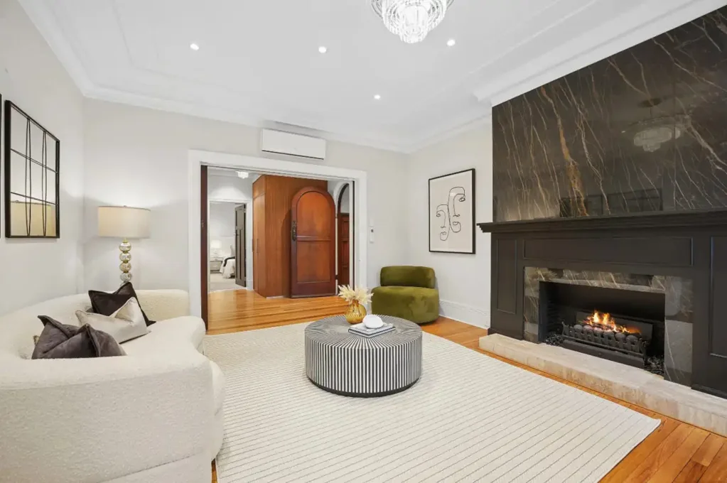EXQUISITE CUSTOM-DESIGNED APARTMENT IN THE EXCLUSIVE C1929 'CHATSWORTH HOUSE'