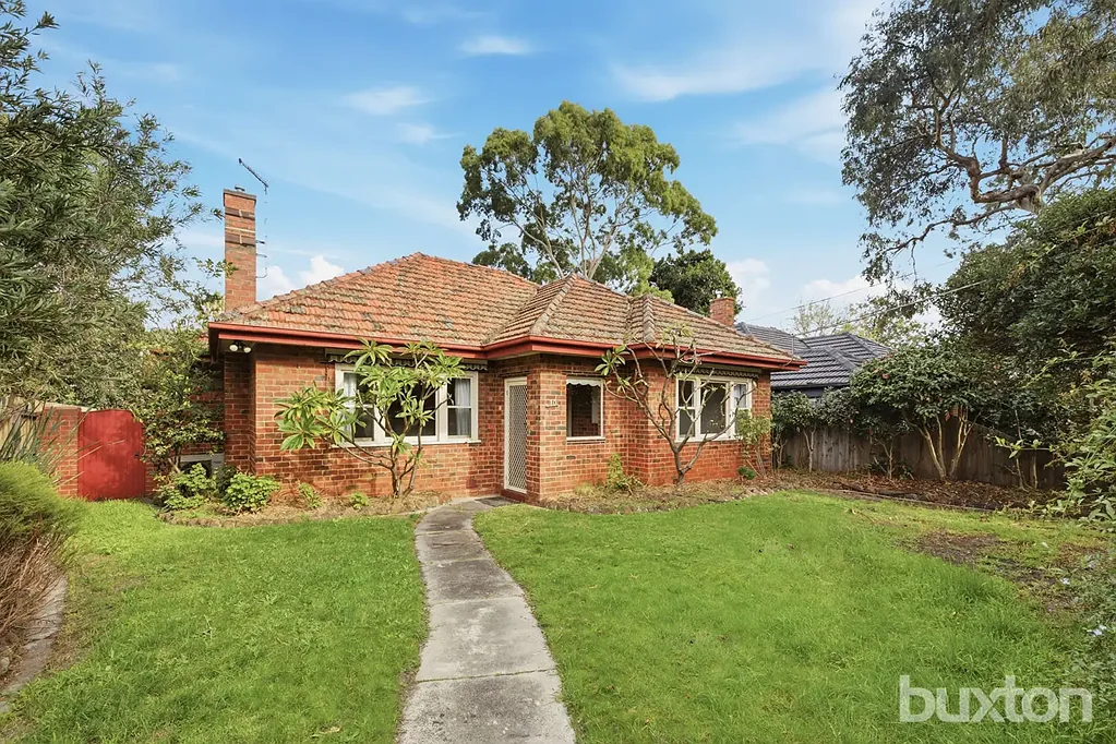 LIGHT FILLED 2-3 BEDROOM HOME IN EXCELLENT LOCATION