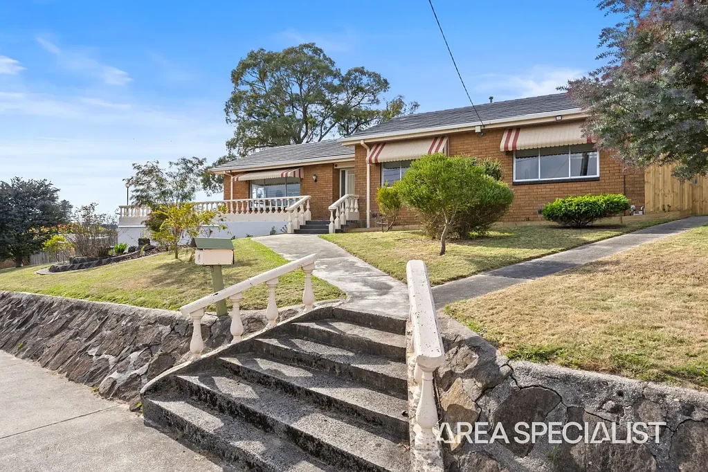 Korumburra 3 Slaapkamer The Brief: Stunning Renovated Home in Prominent Position