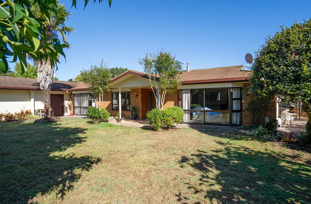 Cambridge 4कमरा Family Home with Income Potential!
