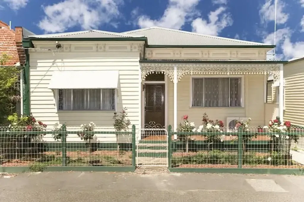 One bed room IN GREAT LOCATION IN BRUNSWICK!