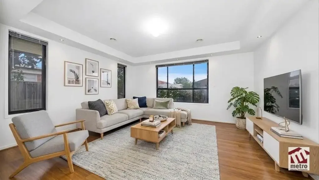 FLEXIBLE FLOORPLAN- MULTIPLE LIVING ZONES- THREE BEDROOMS PLUS STUDY!