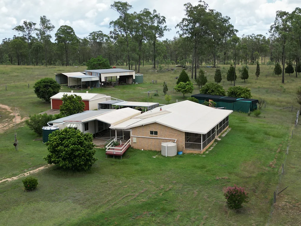 Gordonbrook Location, Water and Large Home.