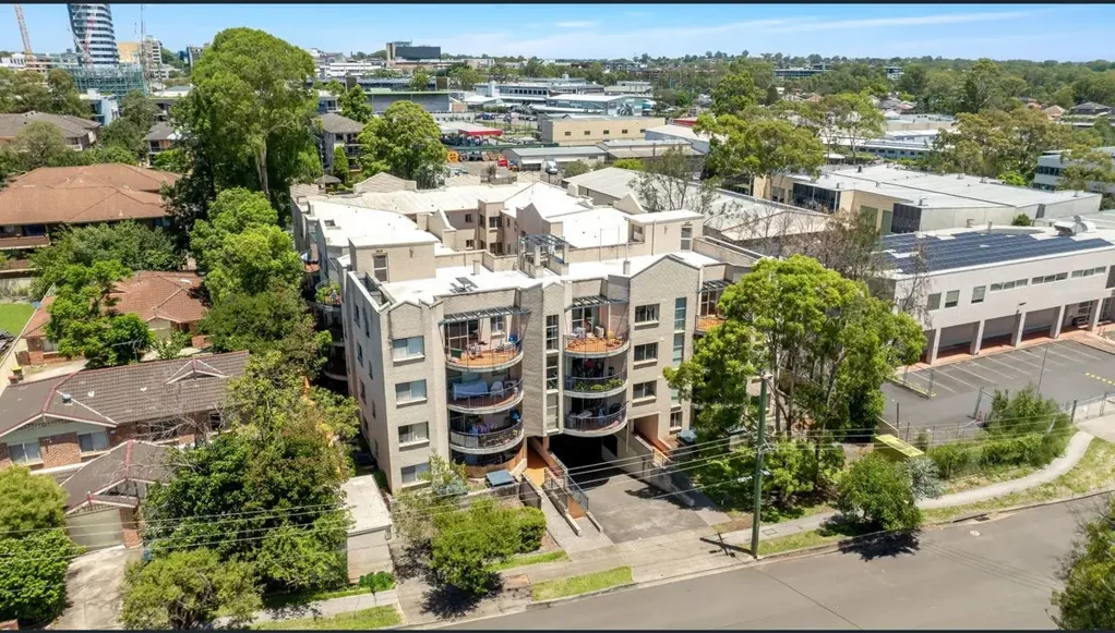 GROUND FLOOR 2 BEDROOM UNIT IN PRIME LOCATION