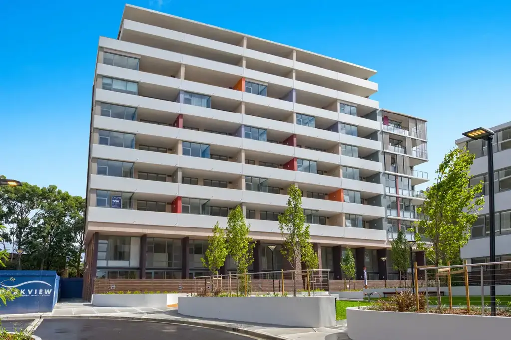 LUXURIOUS TWO BEDROOM APARTMENT WITH CAR SPACE.