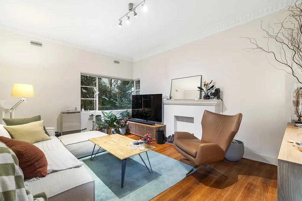 St Kilda 1 Bedroom Art Deco Charm with Leafy Garden Surrounds in a Prime St Kilda Pocket