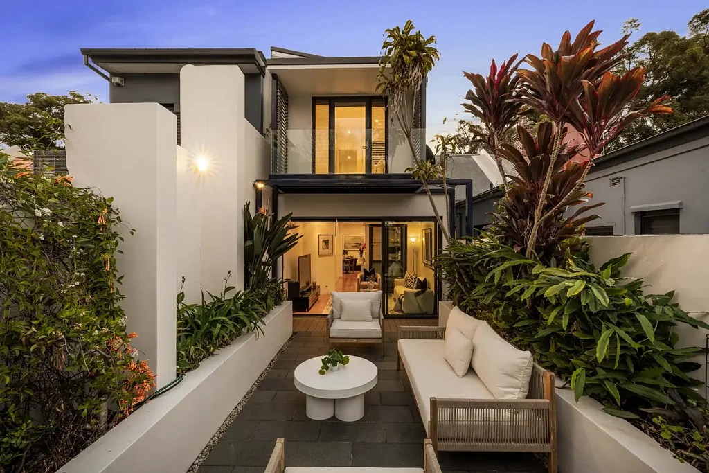 Redfern 3Moenga Beautifully Presented Semi in Sought-After Leafy Cul-De-Sac