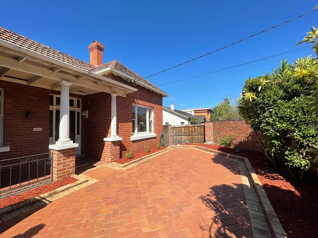 Spacious 3 Bedroom Family Home in Prime Elsternwick Location