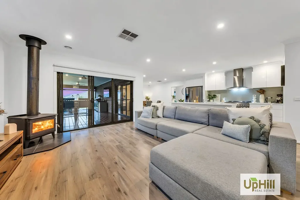 Clyde North 4房  648m2 Land, Remote Side Access, Walk to Shops & School!
