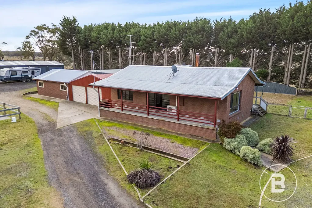 Lal Lal 5Kwarto FIVE BEDROOM FAMILY HOME ON 15 FULLY FENCED ACRES (approx.), WITH PLENTY OF SHEDDING AND PRIVACY