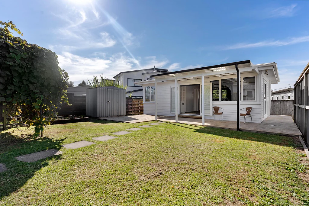 STANDALONE / COVERED OUTDOOR LIVING / PRIVATE GARDEN / EXCELLENT LOCATION