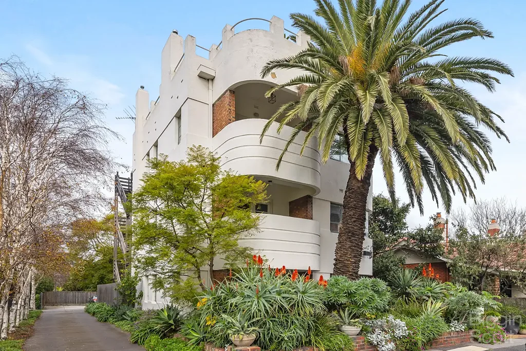 BEACHSIDE BEAUTY IN ST KILDA'S BEST STREET!
