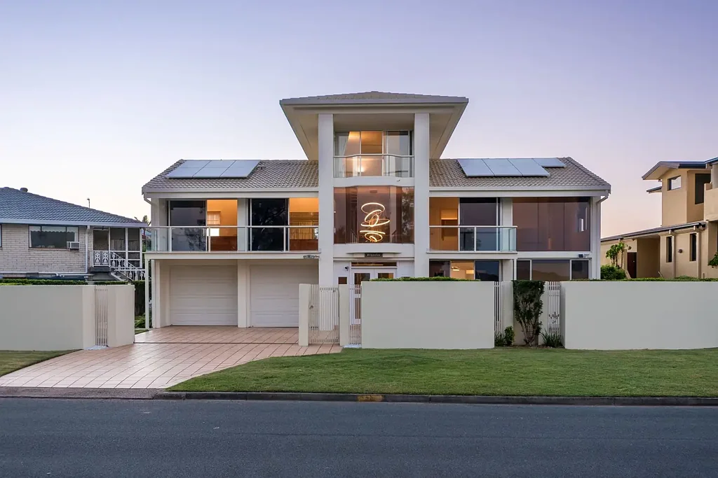 BROADWATER FRONTAGE, CHARMING TRI-LEVEL FAMILY HOME