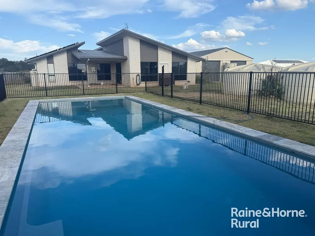 Kingaroy 4બેડરૂમ Fantastic Family Home with Pool, Shed & Acreage Lifestyle