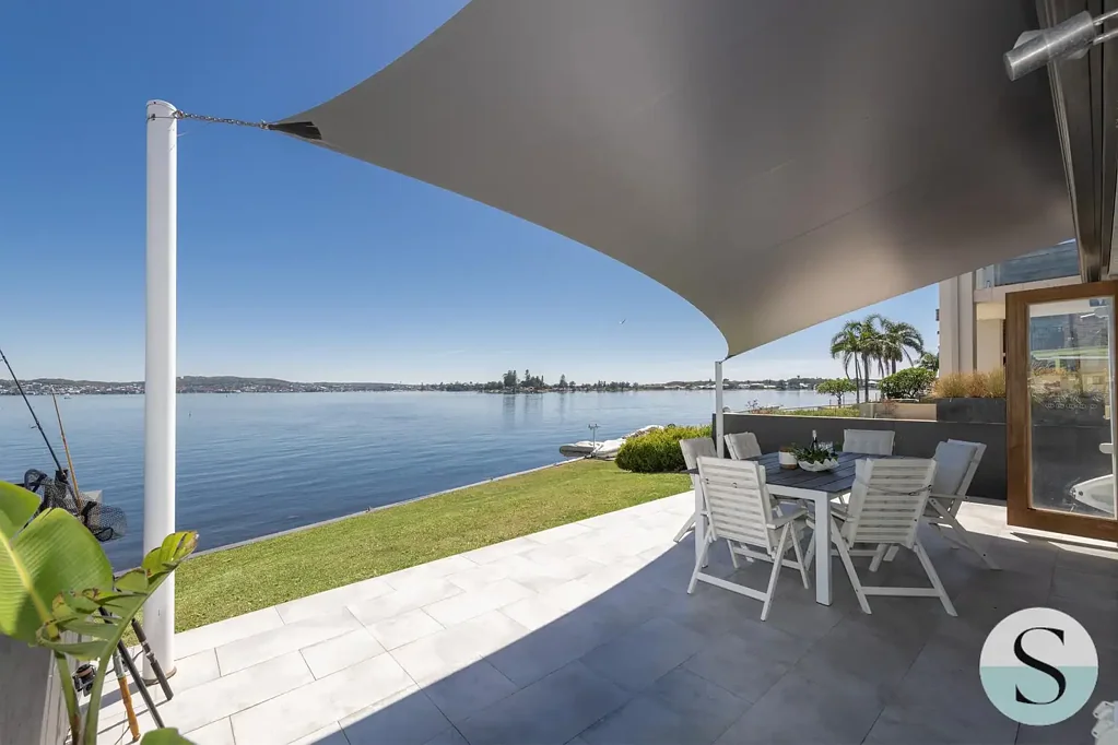 Marks Point 4房  Direct Waterfront One Off Value! Owners Have Met The Market & Ready to Move, Set Day Sale by August 1st at 5pm If not sold prior