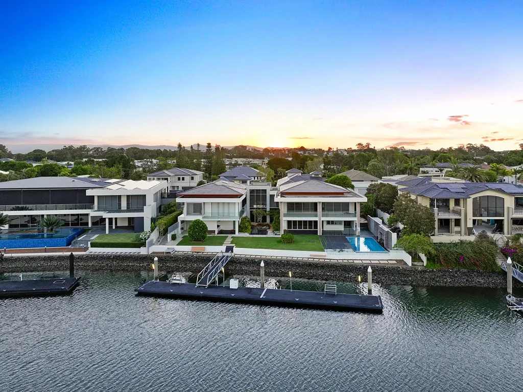 Hope Island 5غرفة نوم Modern Waterfront Marvel in a Dress Circle Location