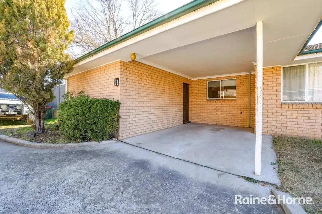 2 BEDROOM UNIT CLOSE TO TOWN- Available Now!!!