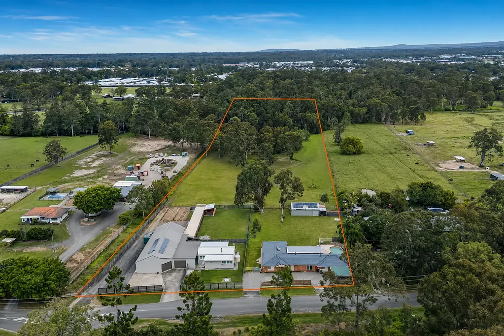 Burpengary East 7બેડરૂમ Renovate, Reimagine & Reap the Rewards – A Property Packed with Potential