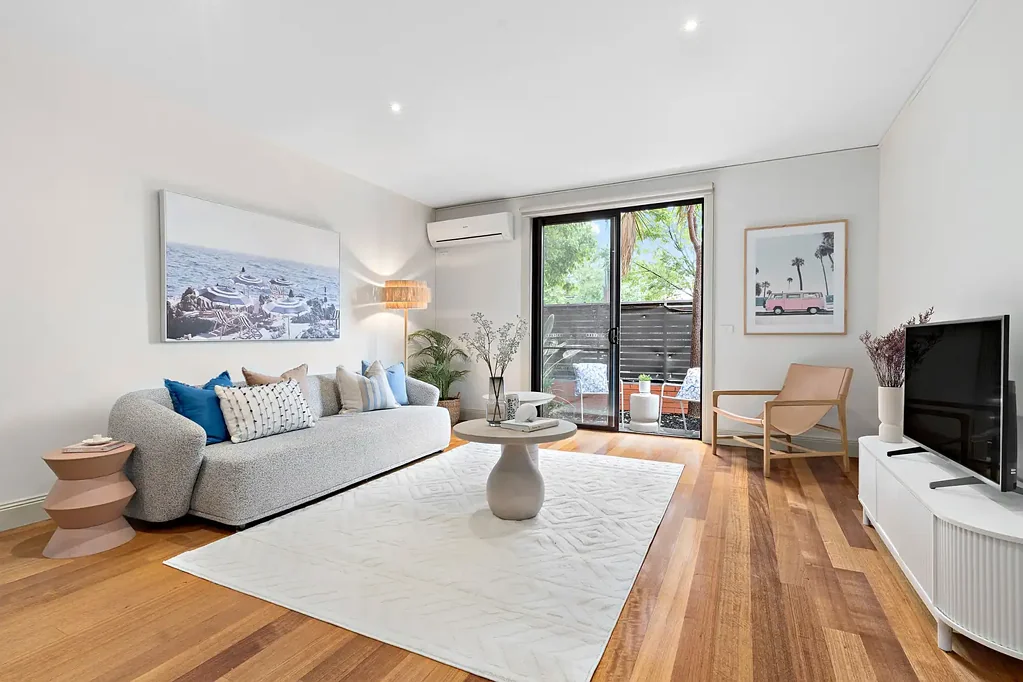 St Kilda 2ਬੈੱਡਰੂਮ Three courtyards, two car spaces, one rare find