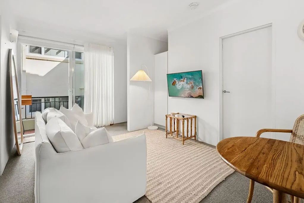 Hampton Inspired Beachside Furnished Apartment, including utilities