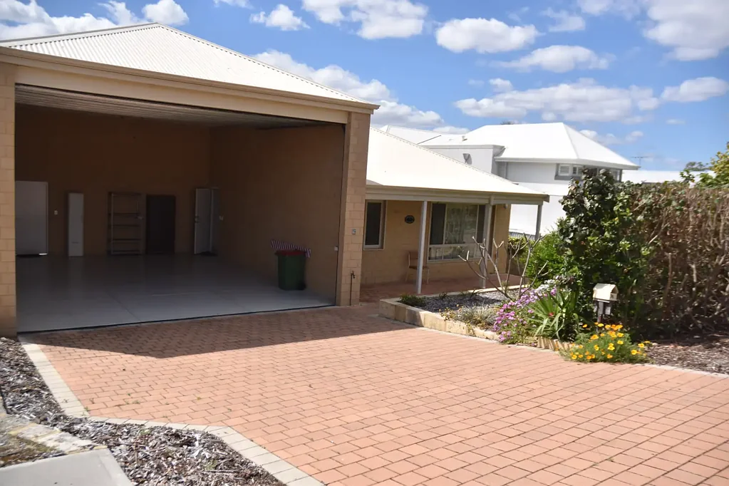 3 BEDROOM, 2 BATHROOM HOME WITH REAR VIEWS TO THE DARLING RANGES