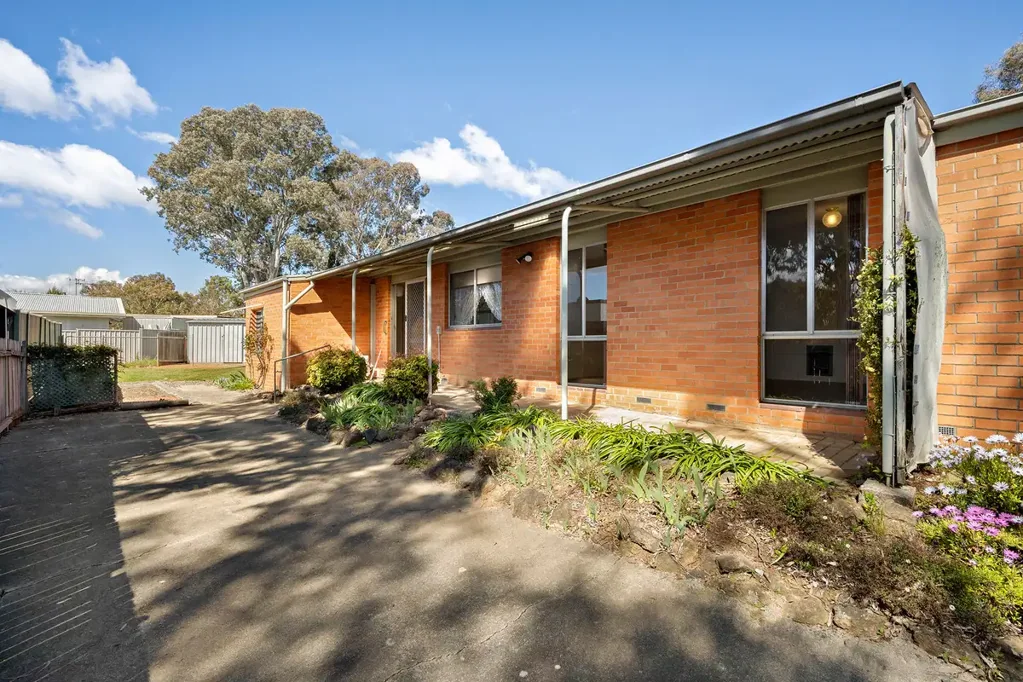 Spence 3 Slaapkamer Cute as a Button � The Perfect First Home in Spence!
